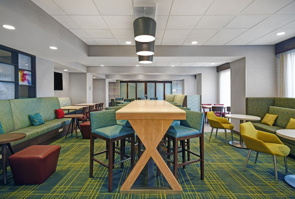 Hampton Inn Grand Rapids North - photo 2