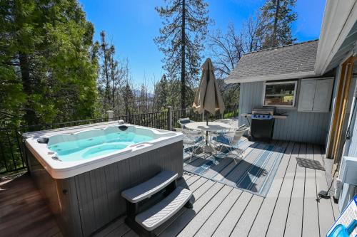 Near Yosemite Bass Lake Cabin with Hot Tub Lake View Pet Friendly — 4-Star Luxury Hotel in Bass Lake, United States