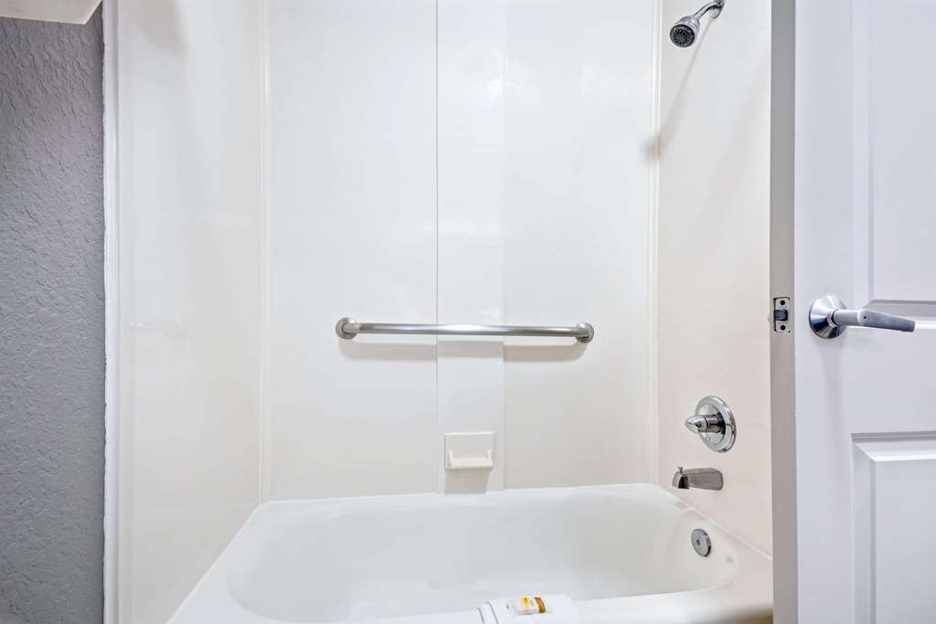 La Quinta Inn & Suites by Wyndham Conroe - photo 16
