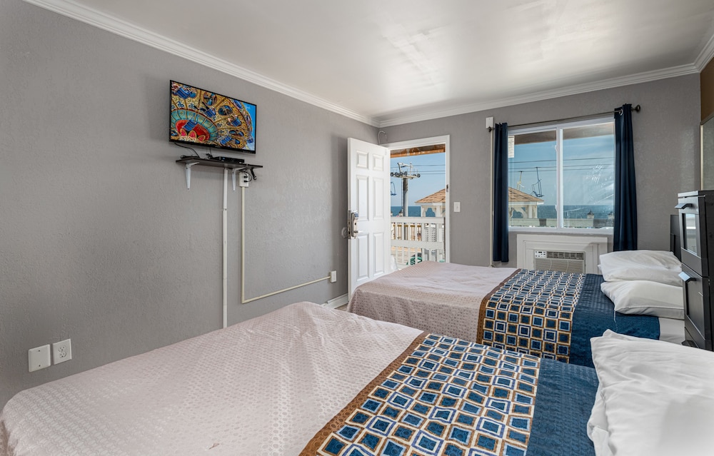 Boardwalk Hotel Charlee & Beach House Rentals - photo 12