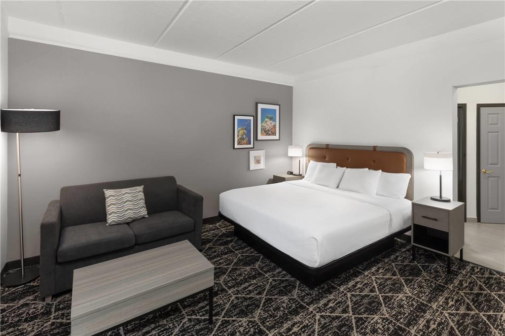 La Quinta Inn & Suites by Wyndham Houston Bush IAH South - photo 13