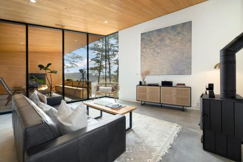 Tanglewood Cabin Lake Access Private Modern — 4-Star Luxury Hotel in Rogers, United States