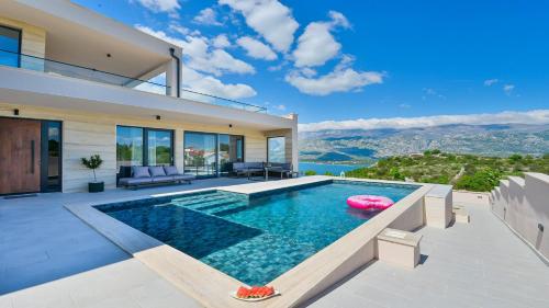Villa Zariva with pool and panoramic mountain and — 4-Star Luxury Hotel in Posedarje, Croatia