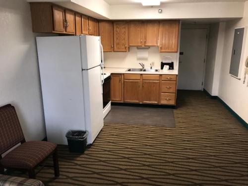 President Inn & Suites - photo 13