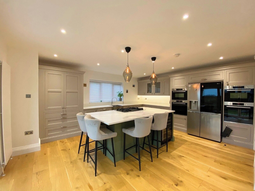 House Sleeps 9 & Private Garden — 4-Star Luxury Hotel in Leeds, United Kingdom