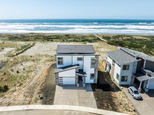 The Beachcomber Oceanfront Getaway in Westport, United States