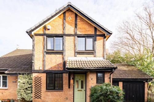 Ratby House Spacious 3 Bed with Garden & Parking — 4-Star Luxury Hotel in Earley, United Kingdom