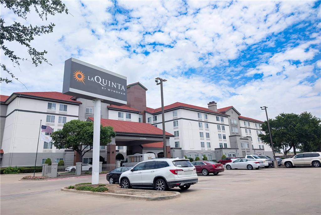 La Quinta Inn & Suites by Wyndham DFW Airport South Irving - photo 2