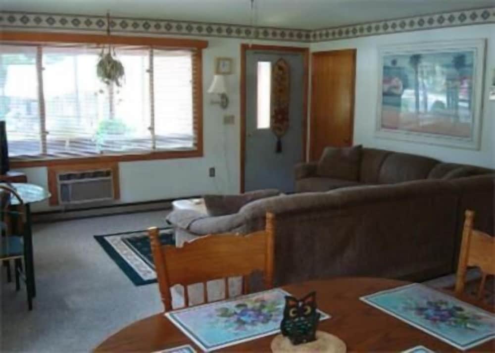 Lake Winnipesaukee Motel - photo 29