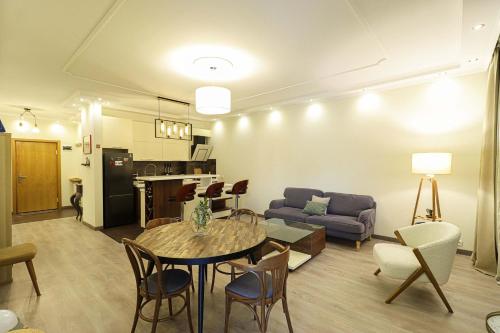 Central and Comfy Tbilisi 1BR Apartment by Wehost