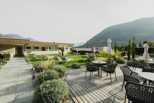 Residence Der Heinrichshof — 4-Star Luxury Hotel in Lagundo, Italy