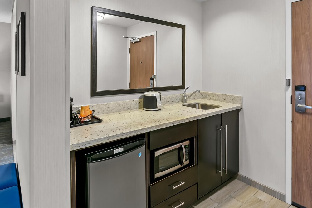 Hampton Inn & Suites Baltimore Woodlawn - photo 26