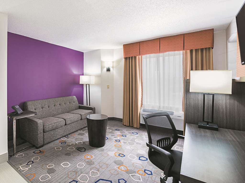 La Quinta Inn & Suites by Wyndham Minneapolis Northwest - photo 15