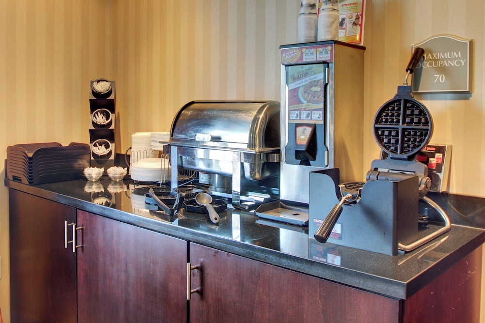 Cobblestone Inn & Suites Carrington - photo 38