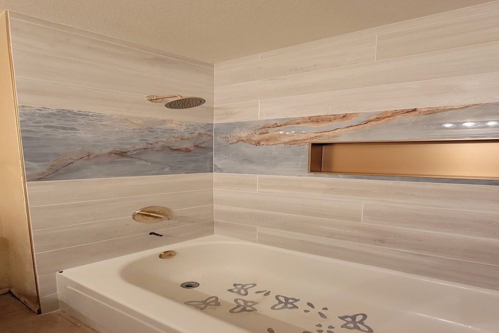 Charming 2BR 2BA by BlueBarrelHomes - photo 16