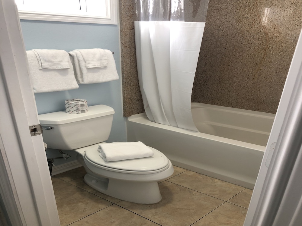 Beachgate CondoSuites & Motel - photo 98