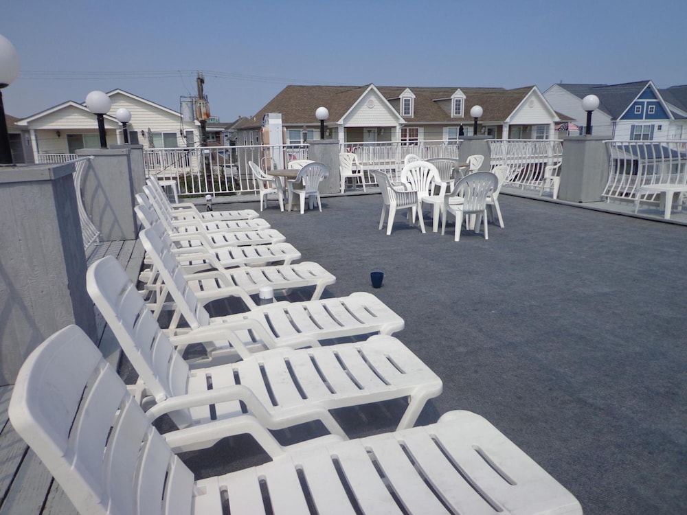 Quarterdeck Motel - photo 15