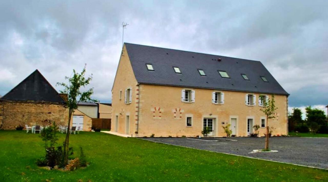 Grande Maison Accueillante a Saint Epain Avec Salle de Reception — 4-Star Luxury Hotel in Saint-Epain, France