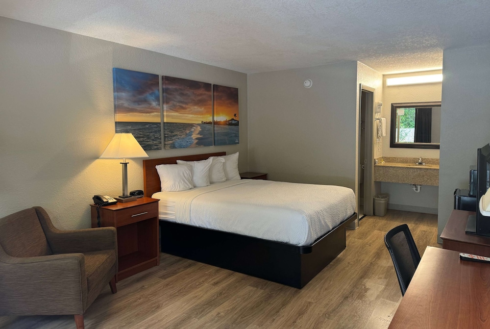 Days Inn by Wyndham Lake City I 10 - photo 11