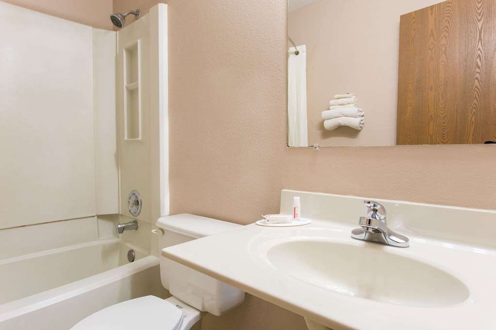 Super 8 by Wyndham Austin MN - photo 10