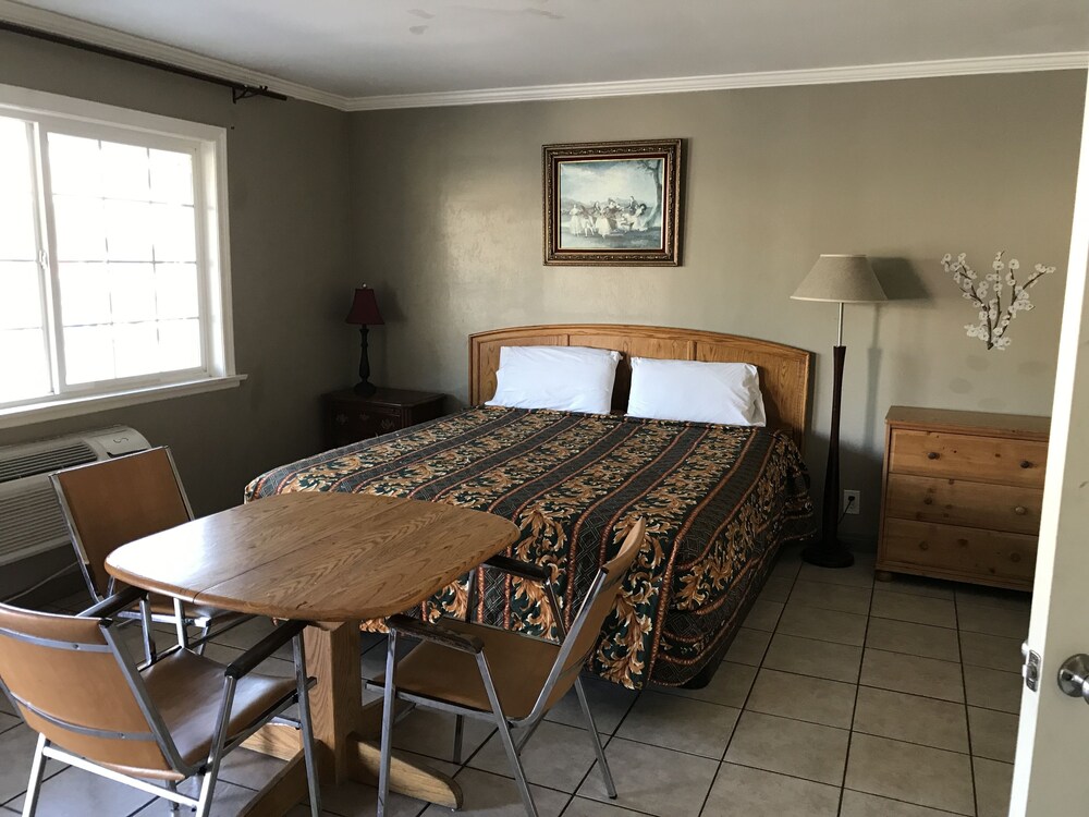 Sunshine Village Motel - photo 4