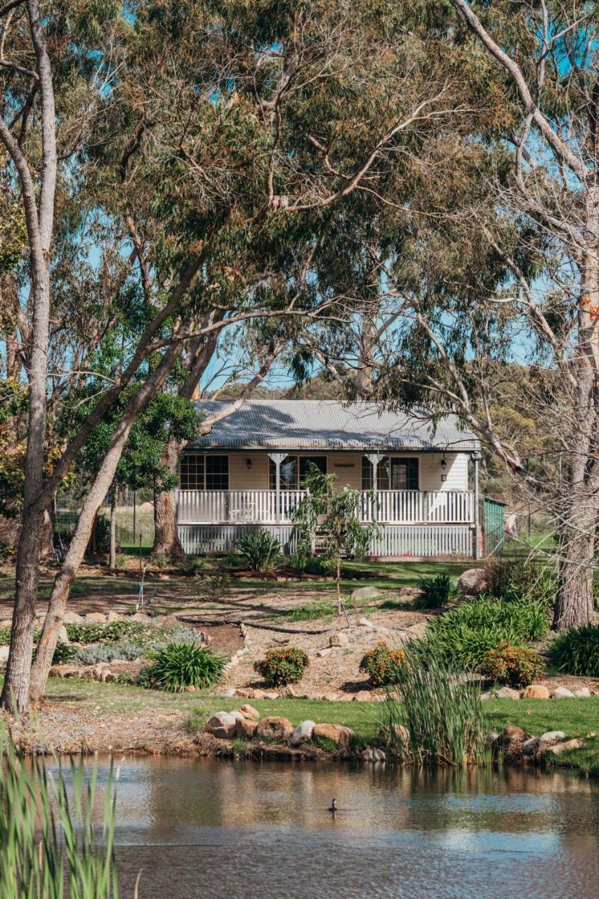 Granite Gardens Cottages & Lake Retreat — 4-Star Luxury Hotel in Stanthorpe, Australia