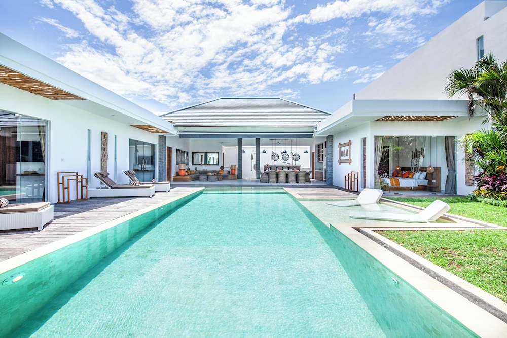 Incredible 4BR Villa 5 mins walk to the beach — 4-Star Luxury Hotel in Canggu, Indonesia