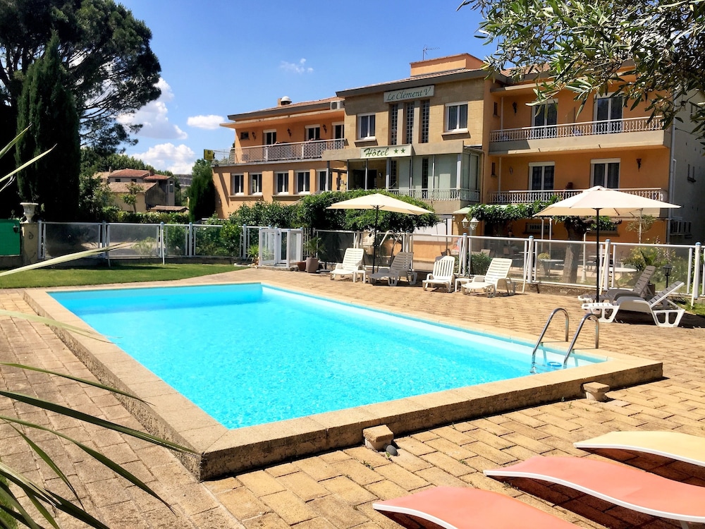 Logis Hotel Le Clément V - carbon neutral hotel in Roquemaure