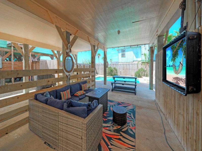 Salty Peach by Avantstay Private Pool New Decor - photo 39