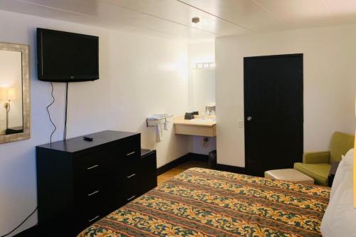 Economy Inn of Holland - photo 10