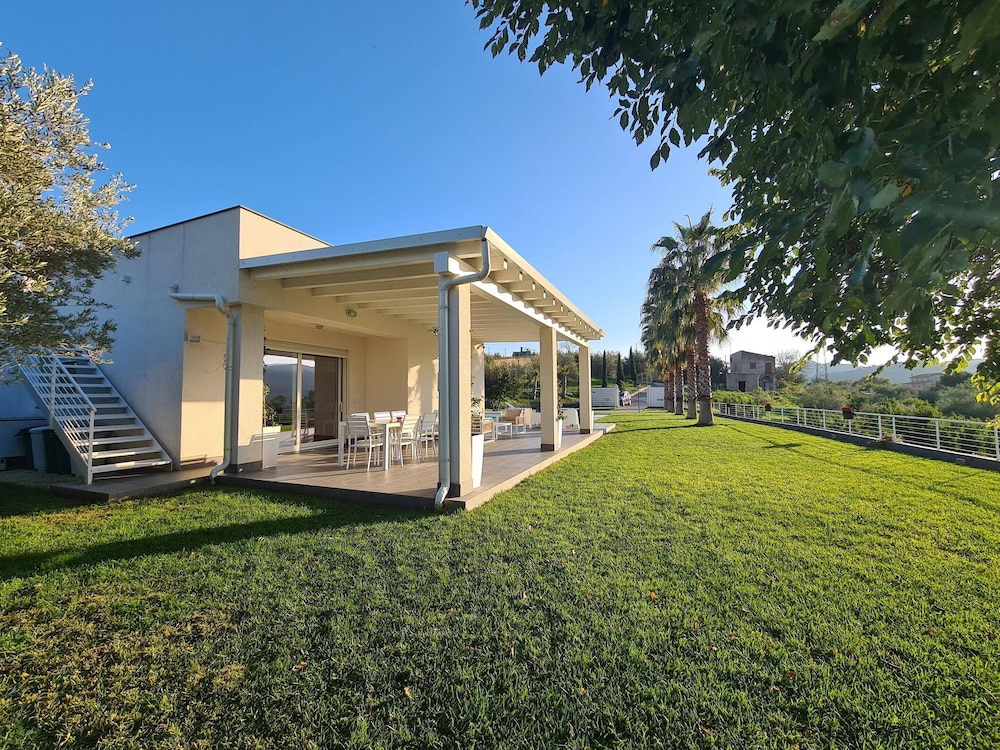 Villa con piscina — 4-Star Luxury Hotel in Leonforte, Italy