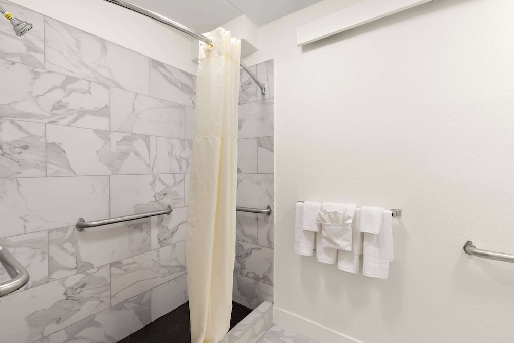 Clarion Pointe Kennesaw Town Center - photo 28