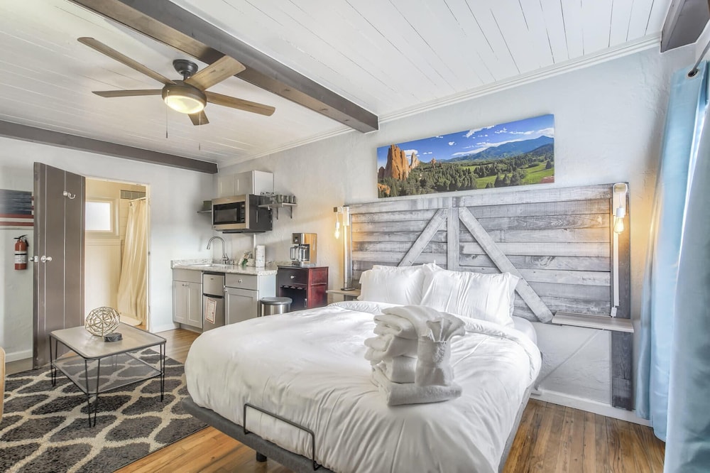 1BD Cozy Suiterestaurants & Hiking dogs Welcome in Colorado Springs, United States