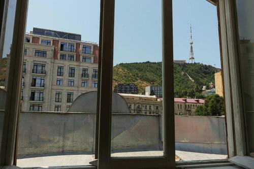 Bright 3BR Apartment in Old Tbilisi by Wehost