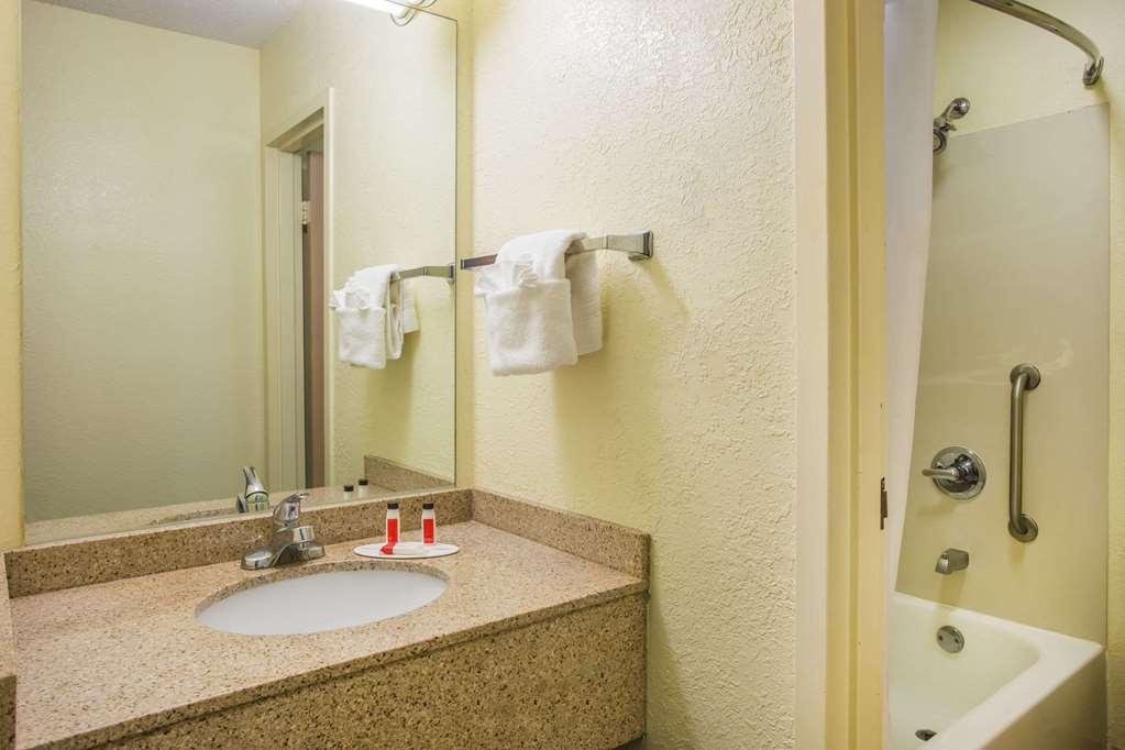 Days Inn by Wyndham Florence Near Civic Center - photo 12