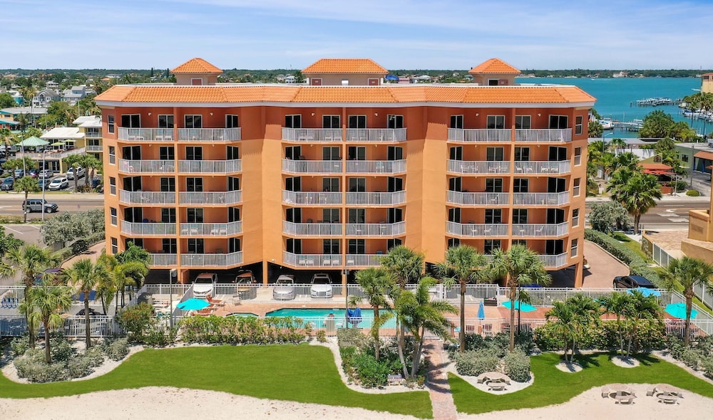 Surf Beach Treasure Island Resort — hotel in Saint Pete Beach