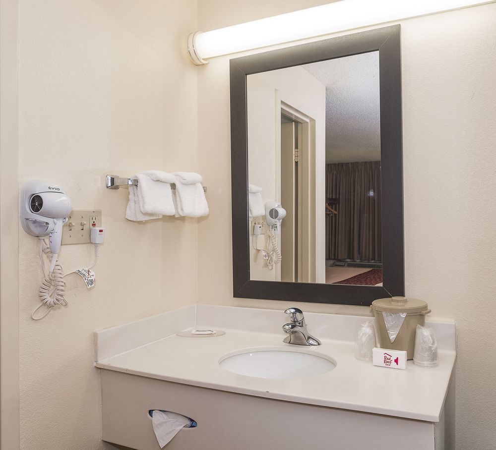 Cedar Rapids Inn - photo 22