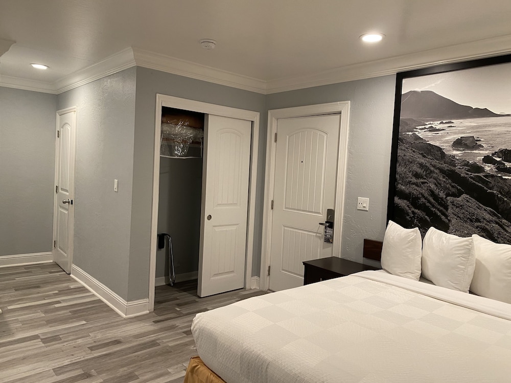 Aura Inn Monterey - photo 23