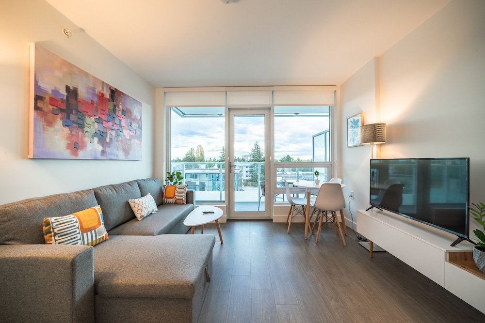 Charming Oasis Close to Airport & Downtown — 4-Star Luxury Hotel in Richmond, Canada