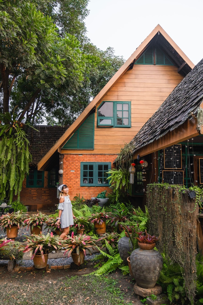 Ban MaeBo Local Stay — 5-Star Luxury Hotel in Nong Han, Thailand