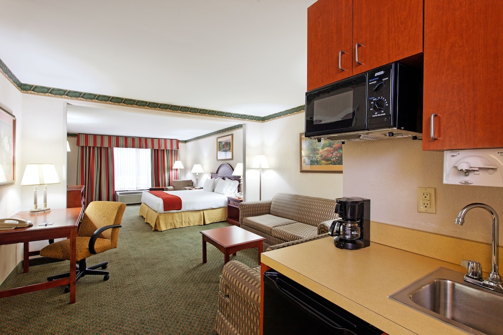 Holiday Inn Express Hotel & Suites Tupelo by IHG - photo 4
