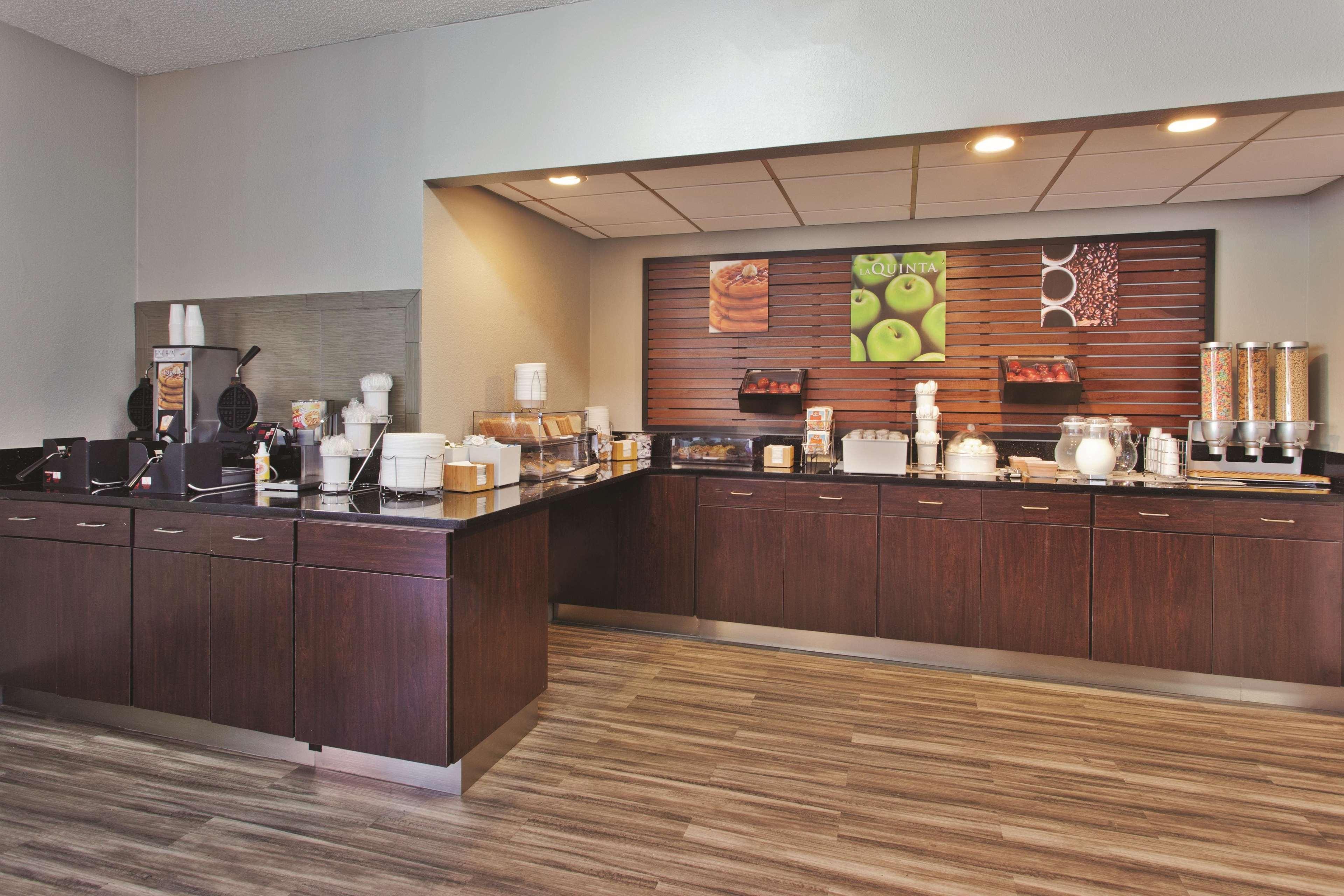 La Quinta Inn & Suites by Wyndham Charleston Riverview - photo 23