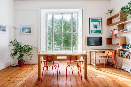 Treetops Characterful flat with parking close to beach — 4-Star Luxury Hotel in Falmouth, United Kingdom