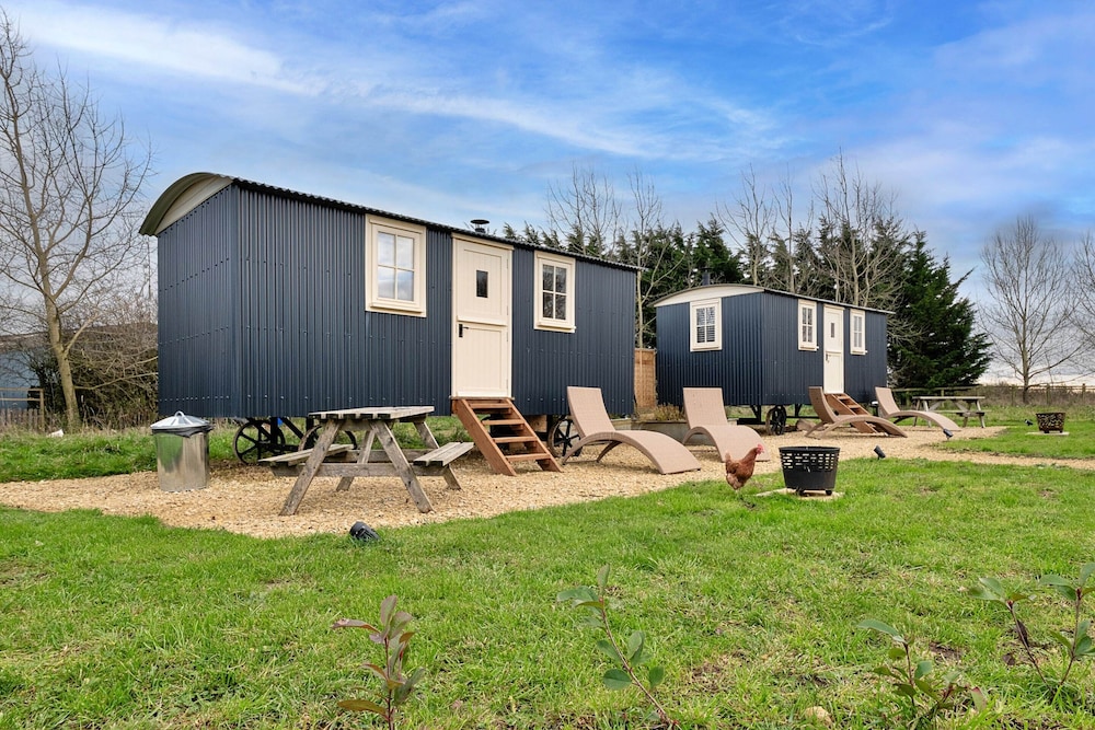 Shepherd S Hut Near Cotswolds Sky Dive Fun — Brackley