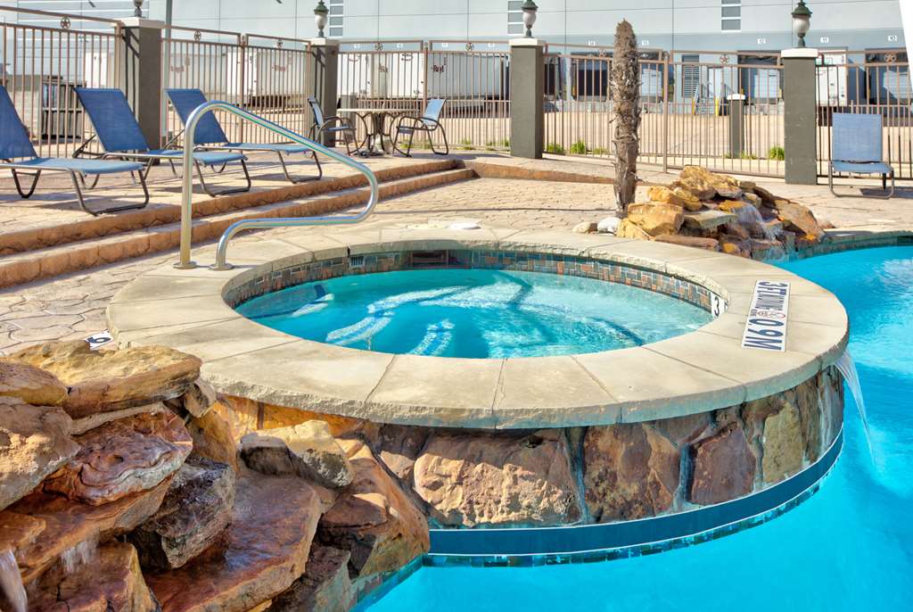 La Quinta Inn & Suites by Wyndham Dallas Grand Prairie South - photo 17