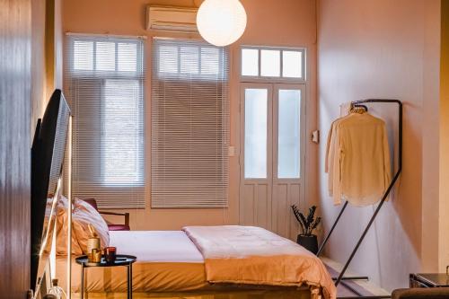Cozy Room at The Coffee Store Charoenkrung — 4-Star Luxury Hotel in Bangkok, Thailand