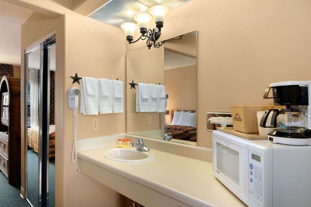 Days Inn & Suites by Wyndham Llano - photo 11