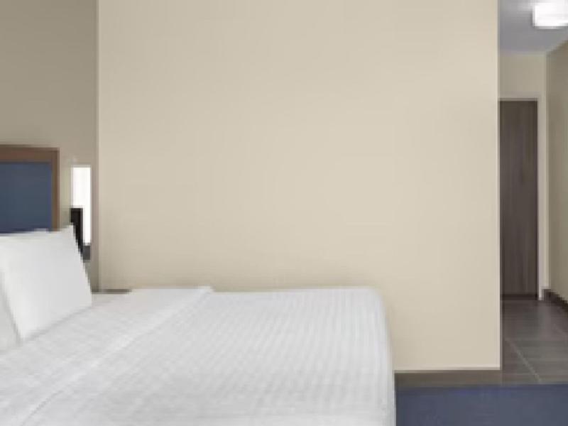 Hampton Inn & Suites By Hilton Long Island Farmingdale - photo 6