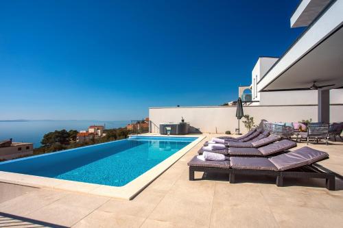 Villa Nano 4 bedrooms jacuzzi heated pool sea views pebble beach 850m — 4-Star Luxury Hotel in Jesenice, Croatia