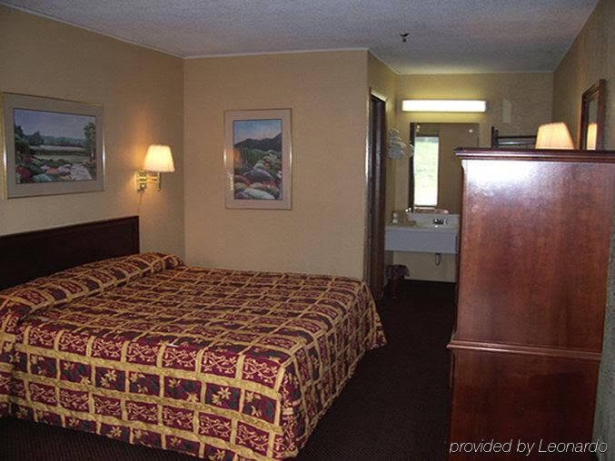 Scottish Inn Knoxville - photo 40